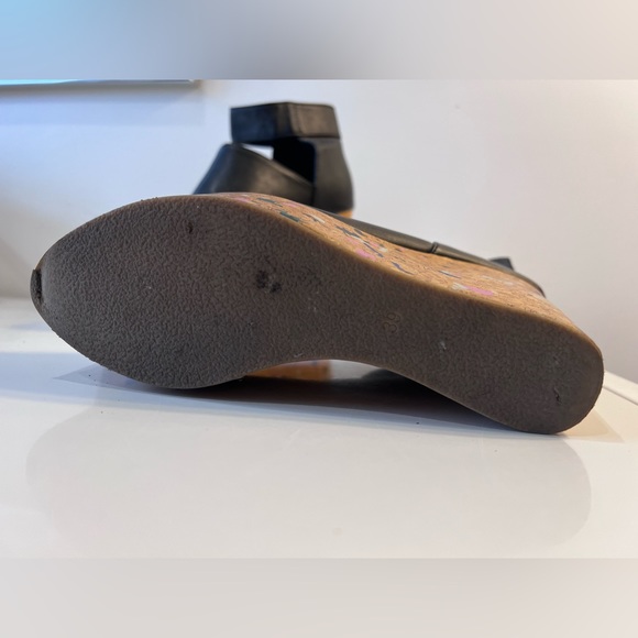 Black sandal platform, fun cork pattern wedge SIZE 8 - Picture 5 of 6